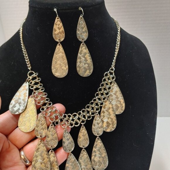 Jewerly Set Gold tone Dangle Charm Teardrop Necklace & Earrings 18" - Picture 3 of 5